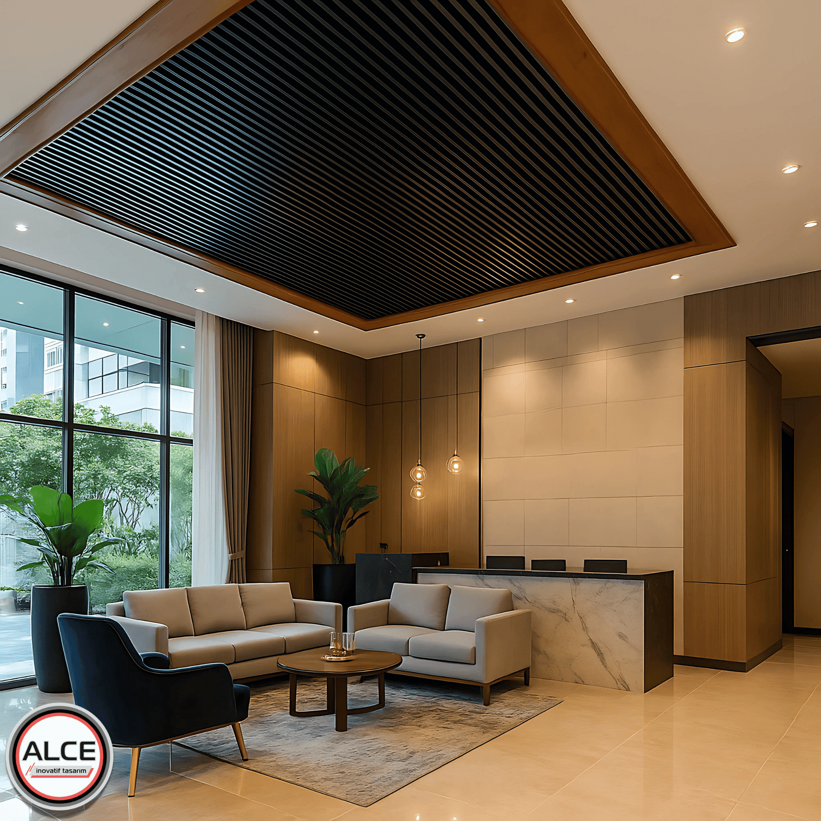 Otellerin lobby ve ortak alanlarında tercih edilen bu siyah ve ahşap görünümlü metal baffle asma tavan uygulaması, spot aydınlatmalarla prestijli bir atmosfer sunarken dayanıklı yapısıyla uzun vadeli operasyonel verimlilik sağlar – Alce İnovatif Tasarım
